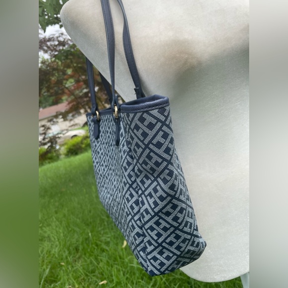Tommy Hilfiger’s Blue Monogram Pattern Faux Leather Shoulder Bag GUC - Picture 5 of 10